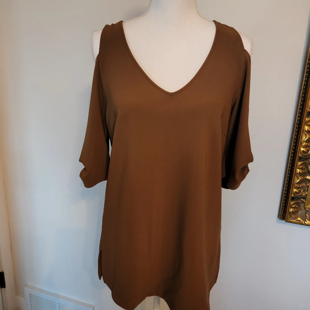 Travelers cold shoulder pant suit, medium